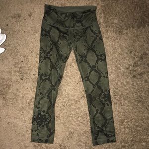 LULULEMON CROPPED LEGGINGS WORN TWICE SIZE 2